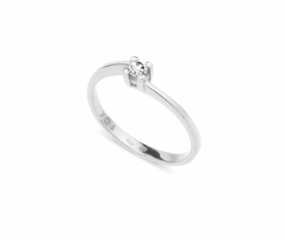 Zásnubní prsten značky FOX® 12 z bílého zlata, který je osazený jedním centrálním diamantem briliantového brusu.
