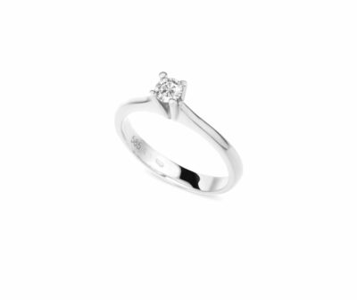 Zásnubní prsten značky FOX® 16 z bílého zlata, který je osazený jedním centrálním diamantem briliantového brusu.