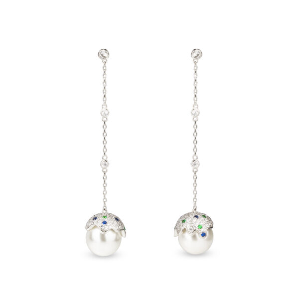 Luxusní náušnice s nádhernou přírodní perlou na závěsu elegantně doplňují diamanty, safíry a smaragdy s briliantovým brusem. A
