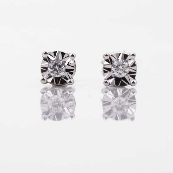 Diamantové náušnice Active Star bílé zlato diamantNádherné diamantové náušnice Active z bílého zlata s výrazným diamantem briliantového brusu. Praktický závěr se závitem pro aktivní